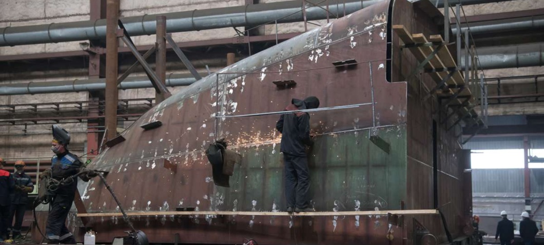 Судостроительный завод собирает судно-краболов