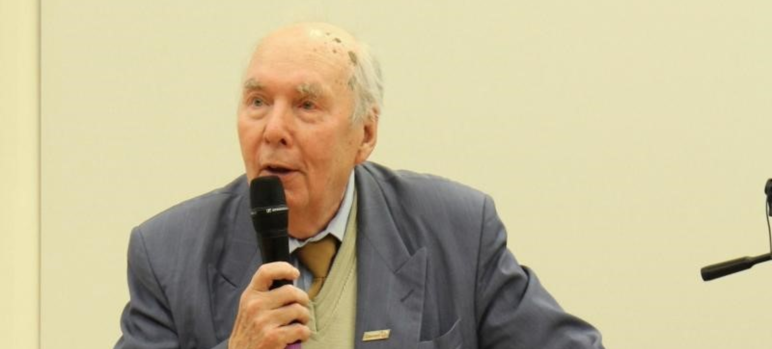 Почетный поэт петрозаводска и республики карелия. Почетный поэт петрозаводска и республики карелия. Грамота от главы республики карелии. Знак главы республики карелия. Памятник державину, мемориальная доска, улица и лицей в петрозаводске.