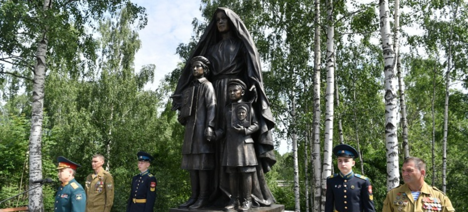 Памятник в честь матери. Памятник солдатским матерям Петрозаводск. Петрозаводск памятники Великой Отечественной войны Петрозаводск. Памятник матери в Петрозаводске. Петрозаводск памятник Победы.